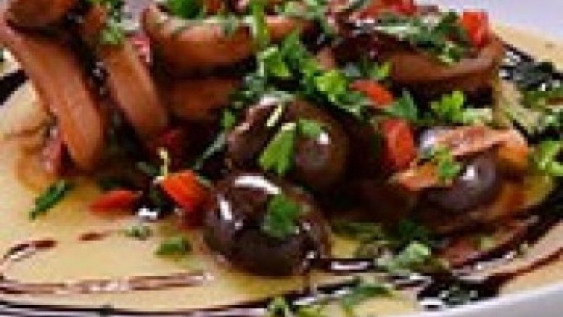 52.Πάφος-Καλαμάρι με σάλτσα τομάτας και ελιές σερβιρισμένο με φάβα