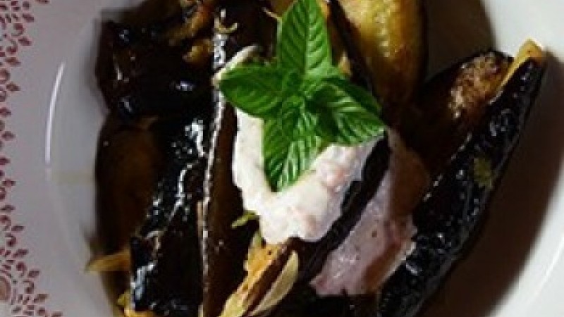 75.Κακοπετριά-Μελιτζάνες τσακώνικες λαδερές σε βαθύ τηγάνι με γιαούρτι και ανθό θυμαριού