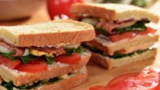 CLUB-SANDWICH-ΜΕ-ΖΥΜΩΤΟ-ΨΩΜ.jpg