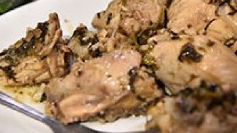 58.Σαλαμιού-Κοτόπουλο στην κατσαρόλα με κρεμμύδι και σκόρδο