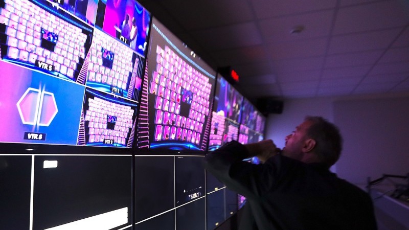 Ο Χρήστος Φερεντίνος μας υποδέχεται στα πρώτα γυρίσματα «ΜΟΝΟΜΑΧΟΥ»